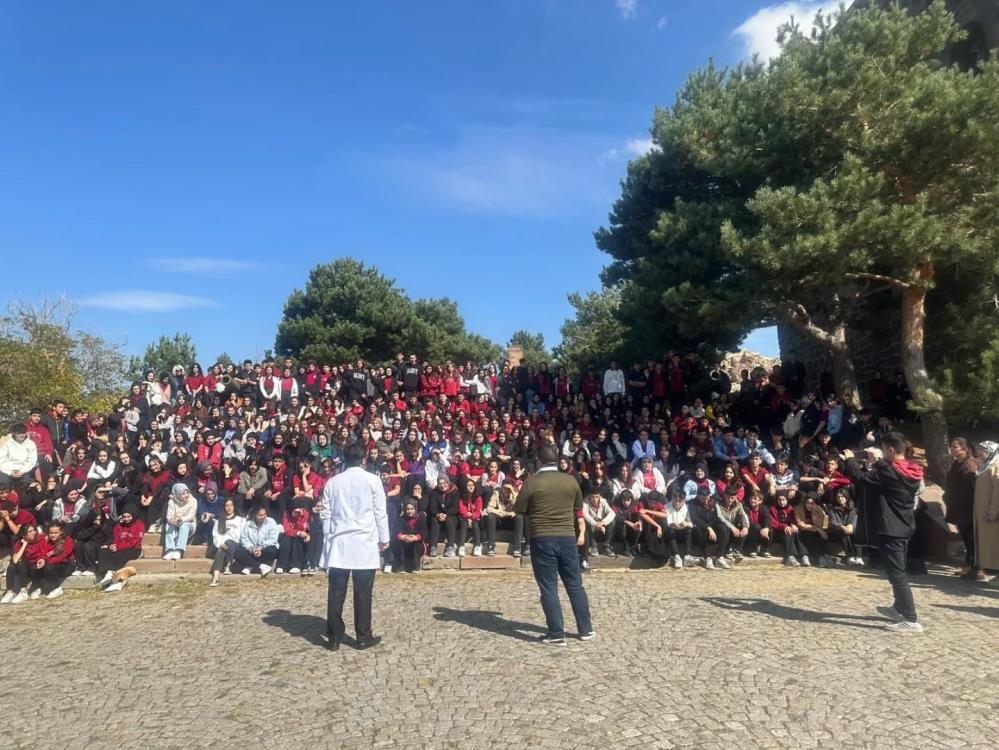 “Erzurum Tarihin İzinde Ecdada Vefa Projesi” kapsamında tabyalarda yürütülen temizlik ve bakım çalışmaları,