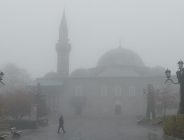 Erzurum’da vatandaşlar sabaha yoğun sisli hava ile başladı. Gece araçların camları dondu…