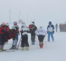 Şiddetli kar fırtınası, Palandöken’de kayak yapanlara zor anlar yaşattı