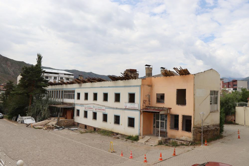 57 yıllık Oltu Devlet Hastanesi eski binası sökülüyor