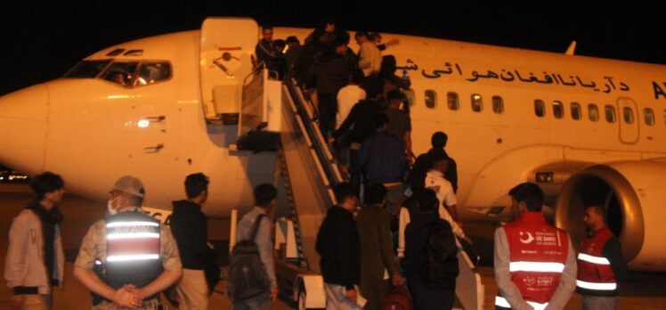 Erzurum’dan 605 Afganistan, 146 Pakistan uyruklu göçmen sınır dışı edildi