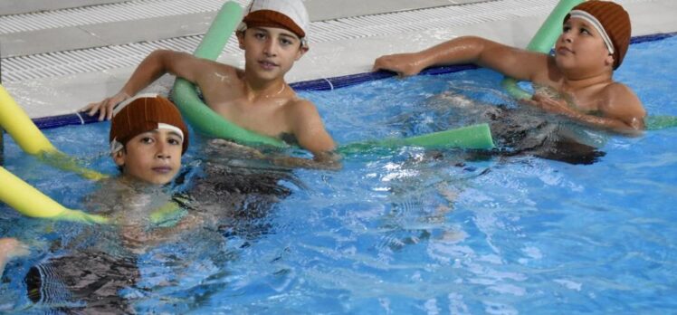 Başkan Orhan: “Aziziye’de yüzme bilmeyen çocuk kalmayacak.”