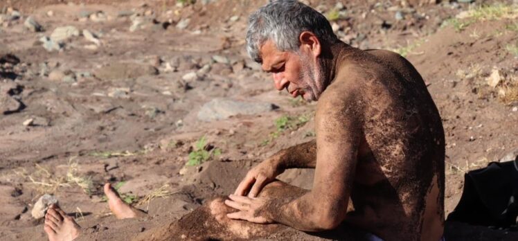 Erzurum’un Oltu İlçesinde yağmur sularının volkanik dağdan getirmiş olduğu mineralli kumlarda şifa arıyorlar.
