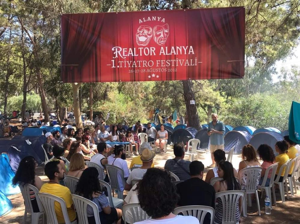 “Bir Bayram Sabahı” Alanya Tiyatro Festivali’nde yoğun ilgi gördü!..
