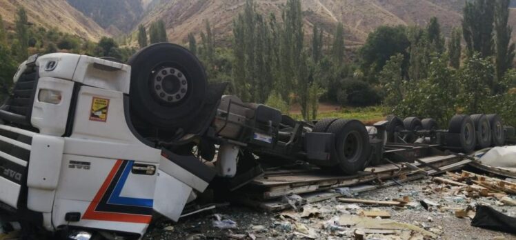 Tortumda’da seyir halindeki tır yola devrildi felaket kazada şoför feci şekilde hayatını kaybetti!