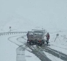 Erzurum-Tekman karayolu Palandöken Geçidi’nde sürücüler yolda mahsur kaldı.!…