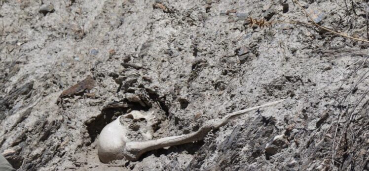 Oltu ilçesinde yol kenarında yol kenarında toprağa gömülü insan kemikleri dikkat çekiyor.