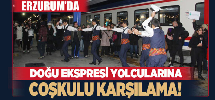Turistik Doğu Ekspresi Treni ile yolculuk yapan turistleri Erzurum bar ekibi coşkuyla karşıladı.