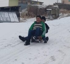 Aşkale’de kar yağışını fırsat bilen çocuklar kızak keyfi yaparak karı eğlenceye dönüştürdü.