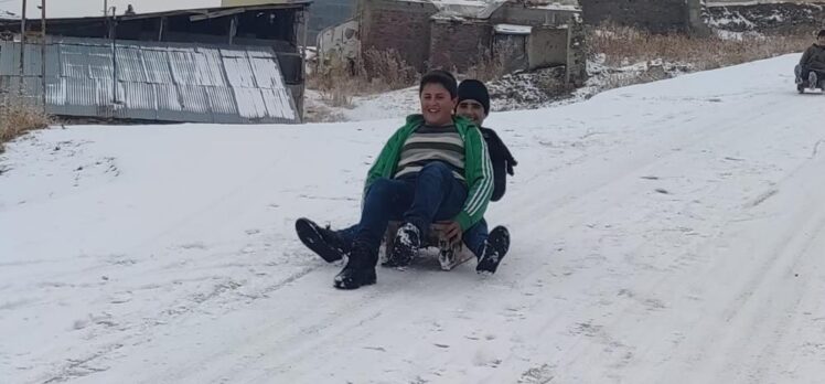 Aşkale’de kar yağışını fırsat bilen çocuklar kızak keyfi yaparak karı eğlenceye dönüştürdü.