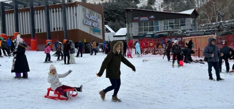 Erzurum’da yarıyıl tatiline çıkan öğrenciler Palandöken Kayak Merkezi’nde yoğunluk oluşturdu.