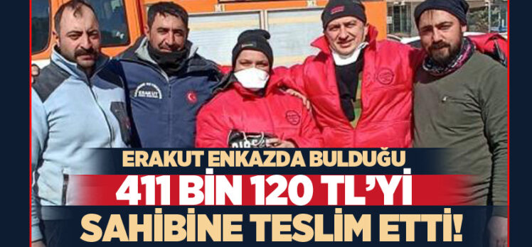 Erzurum Büyükşehir Belediyesi ekibi, enkazda bulduğu 411 bin 120 TL’yi sahibine teslim etti.