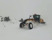 Yoğun yağan kar yağışı sonrasında yüksek kesimlerdeki kapanan köy yolları ulaşıma açılıyor.