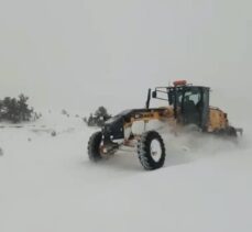 Yoğun yağan kar yağışı sonrasında yüksek kesimlerdeki kapanan köy yolları ulaşıma açılıyor.