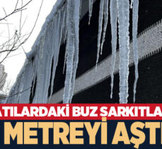Hava sıcaklığının eksi 11’lere düştüğü Erzurum’da çatılarda iki metreyi aşan dev buz sarkıtları oluştu.