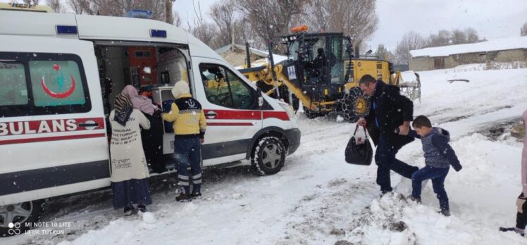 Erzurum Büyükşehir Belediyesi’nin kırsaldaki kar timleri, nefes kesen operasyonlara imza attı.