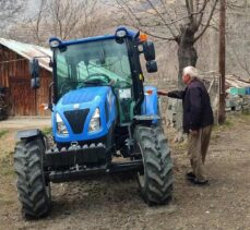 Mustafa Uzbaş Her yıl yenisini aldığı traktörünü tarla için değil gezmek için kullanıyor