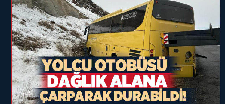 Erzurum’da buzlanma nedeniyle kaza yapan yolcu otobüsü, dağlık alana çarparak durabildi!