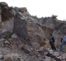 Erzurum’un Olur ilçesinde 2 yıl önce yaşanan depremde dağdan kopan dev kaya korkutuyor.