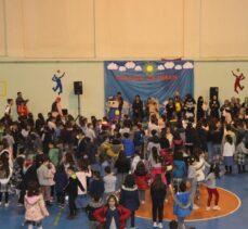 Oltu İlçe Spor Salonunda düzenlenen 23 Nisan programında öğrenciler doyasıya eğlendiler.