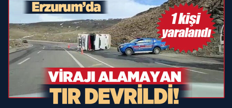 Erzurum’un Çat ilçesinde meydana gelen trafik kazasında virajı alamayan tır devrildi!!…