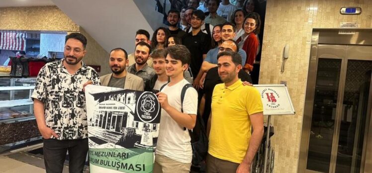 Erzurum  İbrahim Hakkı Fen Lisesi mezunları, buluşma toplantısında bir araya geldi.