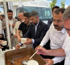 AK Parti Erzurum İl Teşkilatı Muharrem ayı vesilesiyle Cuma Namazı sonrası halka aşure dağıttı.