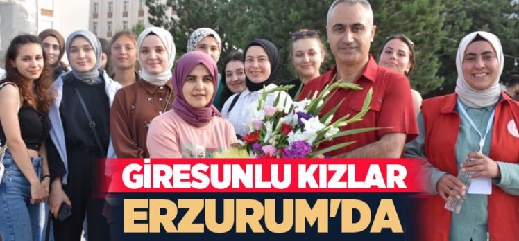 Anadoluyuz Biz’ projesi kapsamında Giresun’dan gelen kız öğrenciler, Erzurum’da çiçeklerle karşılandı.
