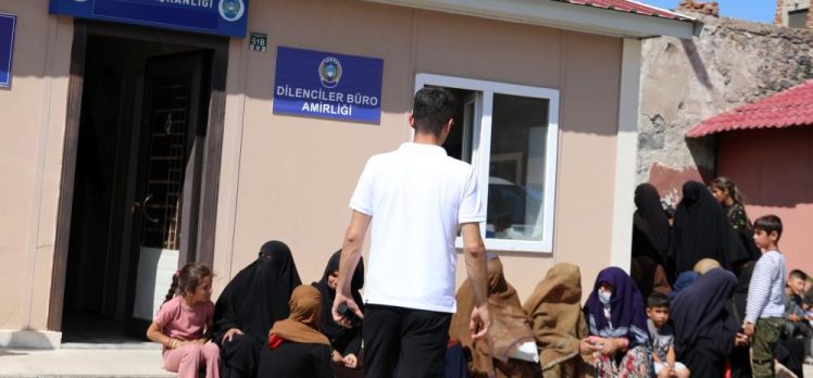 Erzurum Büyükşehir Belediyesi, kentte dilencilik yapan kişilere yönelik operasyon düzenledi.
