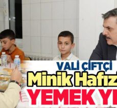  Erzurum Valisi Mustafa Çiftçi ziyaretlerini sürdürürken çocuklarla ilgilenmeyi de ihmal etmiyor.