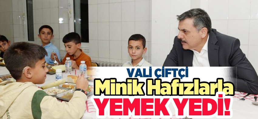  Erzurum Valisi Mustafa Çiftçi ziyaretlerini sürdürürken çocuklarla ilgilenmeyi de ihmal etmiyor.