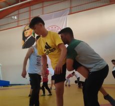 Erzurum’un Uzunderede geleceğin şampiyonlarını yetiştirmek için güreş eğitimleri düzenleniyor.