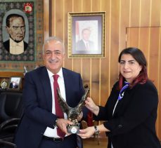 2023 Bilim Ödülüne layık görülen Prof. Dr. Çadırcı, mutluluğunu Rektör Çomaklı ile paylaştı