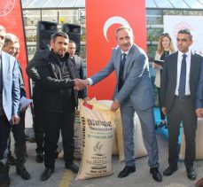 Erzurum İl Tarım ve Orman Müdürlüğü’nce  çiftçilere tohumluk buğday dağıtımı yapıldı.