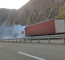 Erzurum-Artvin Karayolu’nda seyir halinde olan bir tır, yanmaktan son anda kurtuldu.