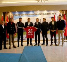 Erzurumspor yönetimi Gençlerbirliği maçı öncesi Vali Mustafa Çiftçi’yi makamında ziyaret etti.