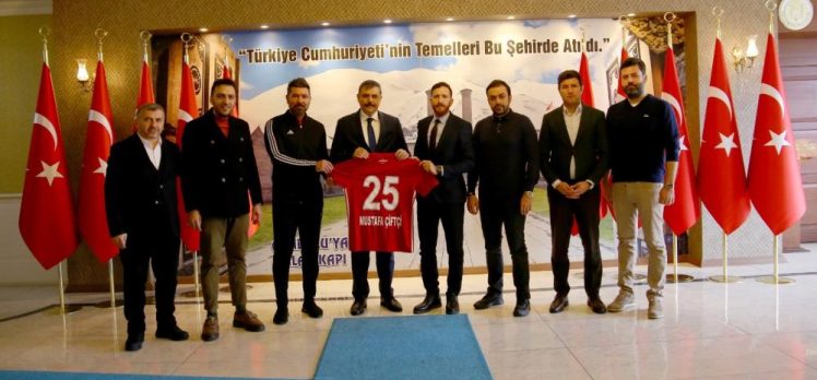 Erzurumspor yönetimi Gençlerbirliği maçı öncesi Vali Mustafa Çiftçi’yi makamında ziyaret etti.