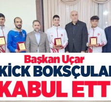 Yakutiye Belediye Başkanı Mahmut Uçar, kick boksçu sporcu ve antrenörlerini kabul etti.