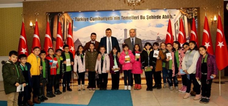 Vali Mustafa Çiftçi, Şehit Kubilay Karaman İlkokulu öğrencileriyle makamında bir araya geldi.