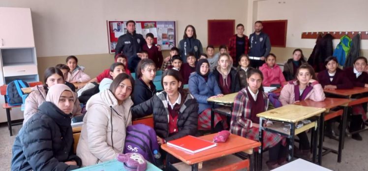 Erzurum Emniyeti okullarda öğrencilere yönelik bilgilendirmeyi devam ettiriyor.