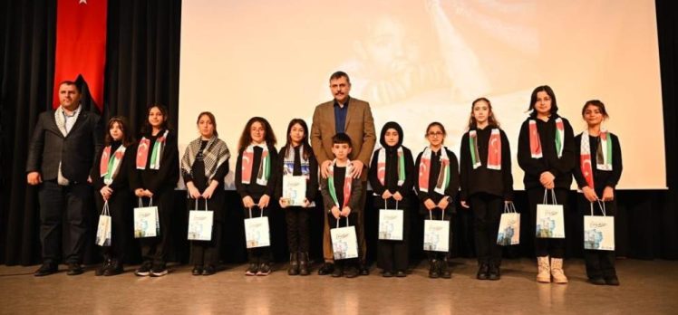 Aliya İzzet Begoviç İmam Hatip Ortaokulu’nda “Mısralar Kudüs’ün Sesi Oldu” programı düzenlendi.