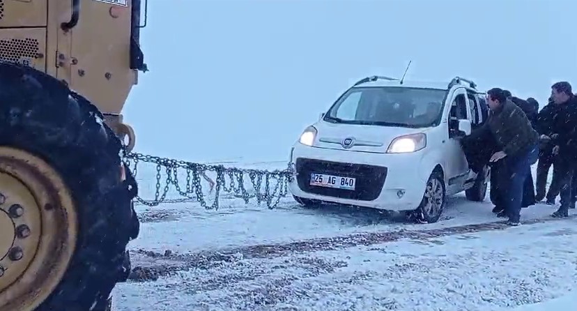 Erzurum – Tekman karayolunda yoğun kar yağışı  ve sis sürücüleri zor durumda bıraktı!