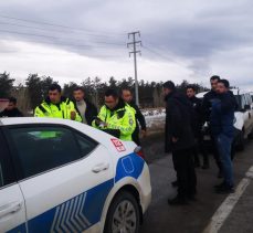 Erzurum’da trafikte polis memurunu darbeden şahıs ve yanında bulunan zanlı gözaltına alındı.
