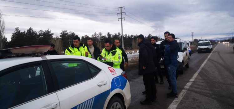 Erzurum’da trafikte polis memurunu darbeden şahıs ve yanında bulunan zanlı gözaltına alındı.