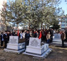 Erzurum’un Oltu İlçesinde lise öğrencileri Oltu Arslanpaşa şehitliğini ziyaret ederek dua etti.