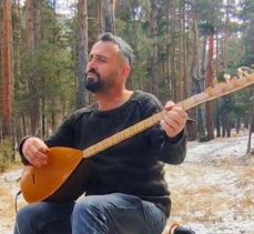 Erzurum’da Müzik Öğretmeni Mehmet Baki, doğada kar altında saz çalarak türküler söylüyor.