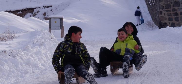 Erzurum’da kar yağışı sonrası kent merkezinde oluşan yığınlar, çocuklar için eğlenceli alan oldu..
