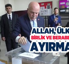 Başkan Mehmet Sekmen, oyunu eşiyle birlikte Kültür Kurumu İlköğretim okulunda kullandı.