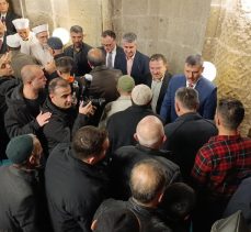 Erzurum’da bayram namazı sonrası il protokolü Ulu Camii’nde vatandaşlarla bayramlaştı…