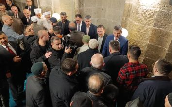 Erzurum’da bayram namazı sonrası il protokolü Ulu Camii’nde vatandaşlarla bayramlaştı…